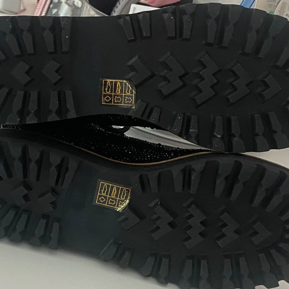 Lola Cruz lace up